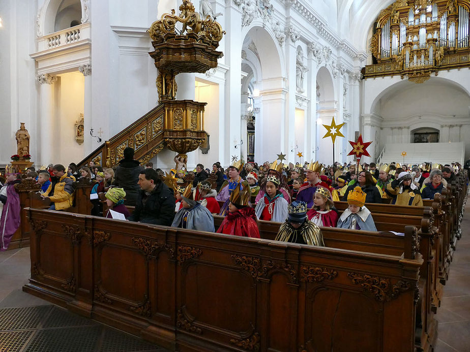 Aussendung der Sternsinger im Hohen Dom zu Fulda (Foto: Karl-Franz Thiede)